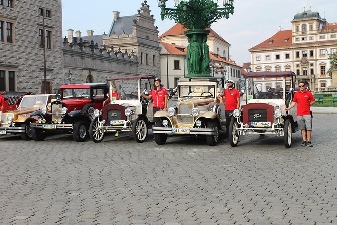 1,5 hour oldtimer convertible Prague sightseeing tour - Charles Bridge, the river, and Old Town Square