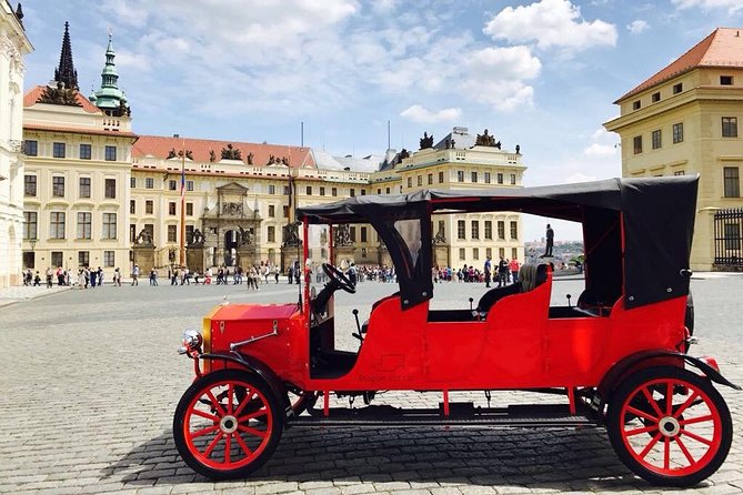 1,5 hour oldtimer convertible Prague sightseeing tour - What the driver adds to the experience