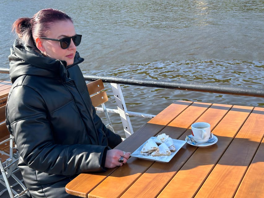 1 hour boat cruise with fragrant coffee and homemade strudel - Commentary, Languages, and Sound Quality