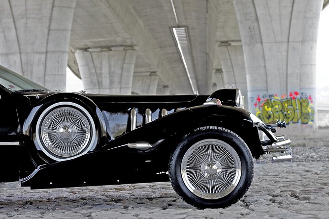 1 hour ride in vintage limousine - The first minutes: pickup and a glass of Champagne