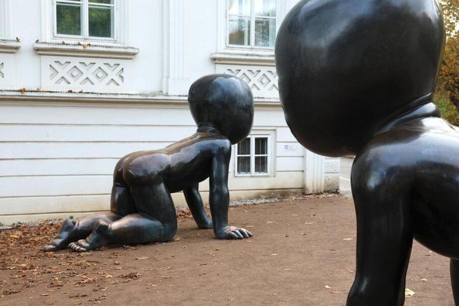 Contemporary art tour in Prague: the works of David Černý - Reading the artist’s humor and political edge