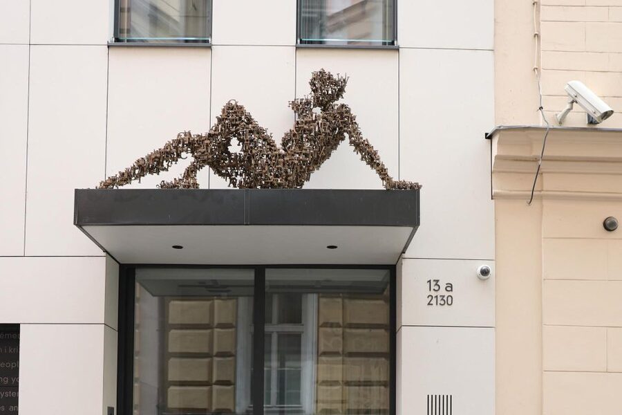 Contemporary art tour in Prague: the works of David Černý - Questions worth asking as you walk