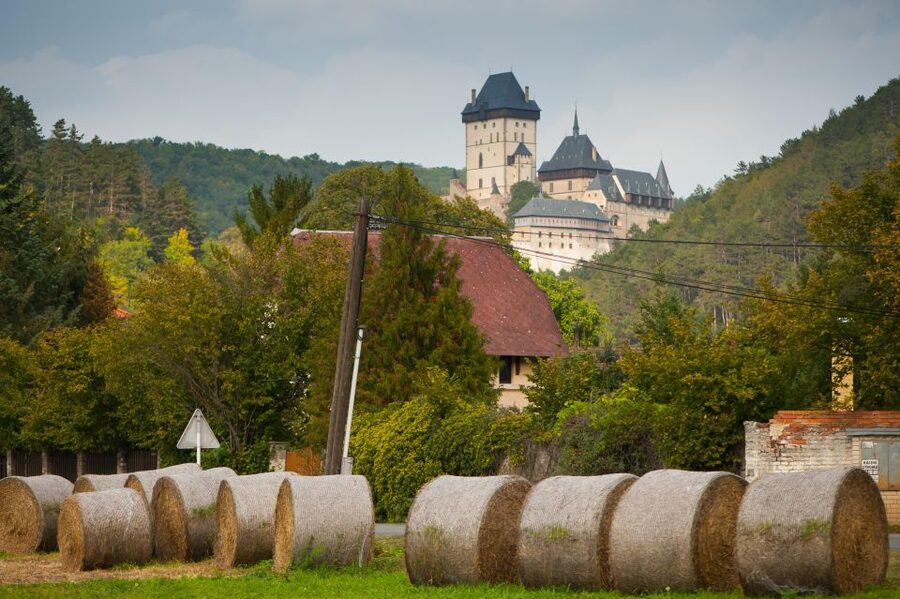 Coutryside e-bike tour to Karlstejn Castle - Walking up to Karlstejn Castle