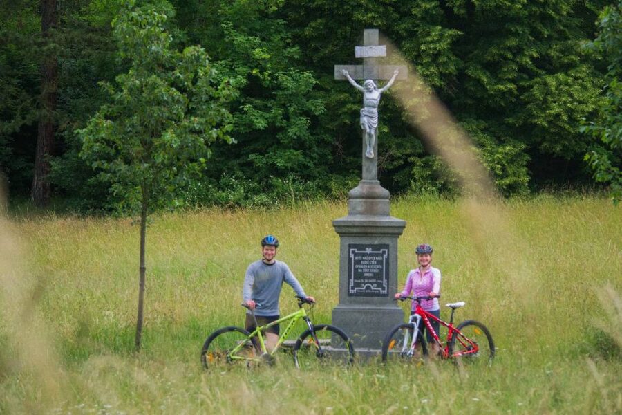 E-Bike Day Trip: Visit a Roman Castle and Taste Craft Beer - Lunch and craft beer in Vseradice