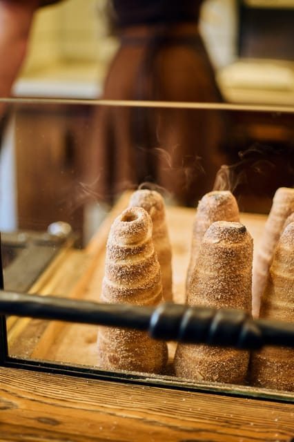 Explore Prague with our chimney cake Prague trail! - Trdelník, flavors, and the real food value