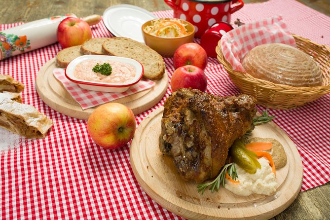Folklore Dinner with Unlimited Drinks 4course Menu - What the shared tables mean for your evening