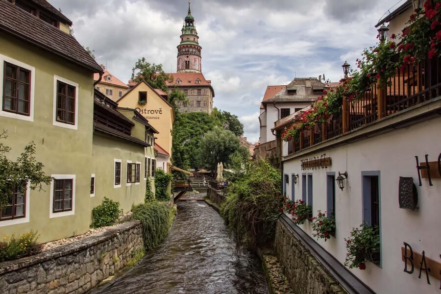From Prague: Český Krumlov Full-Day Tour with Pickup - Arriving above the castle and starting the walk