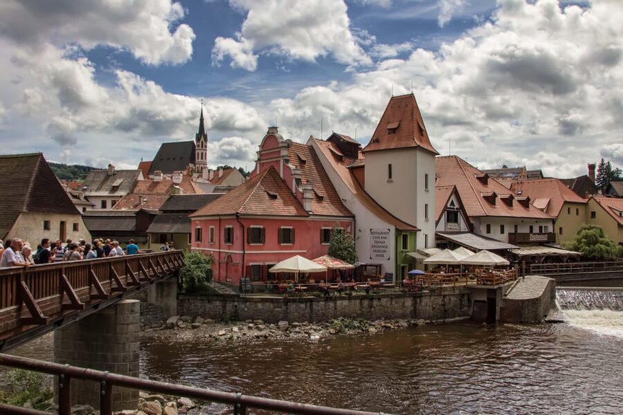 From Prague: Český Krumlov Full-Day Tour with Pickup - What the guide adds to the experience