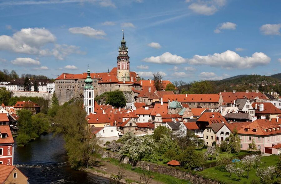From Prague: Full-Day Český Krumlov Tour with Lunch - The long road south from Prague