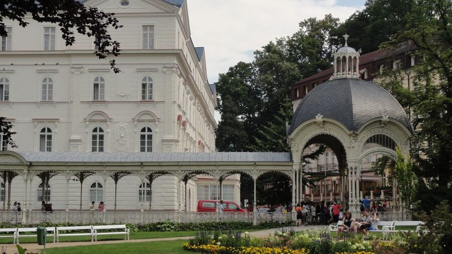 From Prague: Private Karlovy Vary & Crystal Factory Tour - Choosing Moser glassworks on a weekday