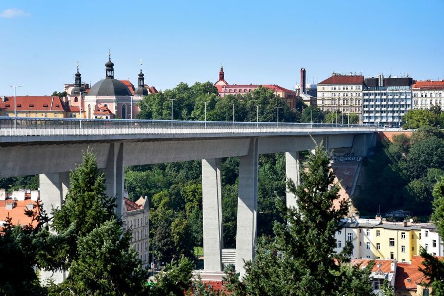 Hidden Prague Bike Tour - Guides and group size