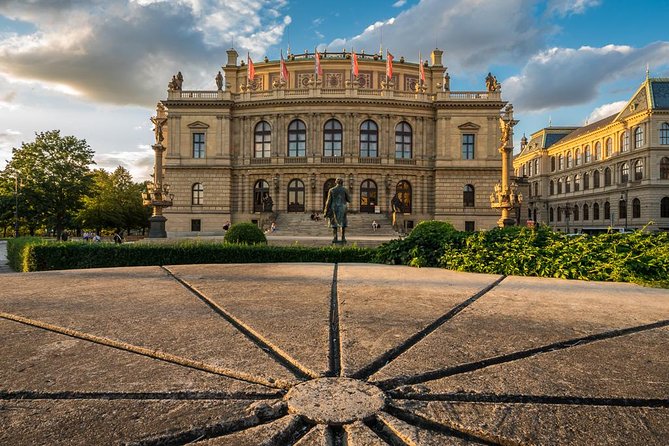 Johnny's Prague Photography Tour - Lesser Town, narrow streets, and swans, 20 minutes