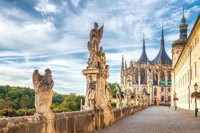 Kutná Hora Medieval Town in Vintage Cabrio car - How the six-hour schedule works
