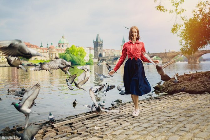 photoshoot in prague - Meeting at the Charles IV statue