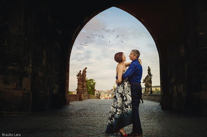 photoshoot in prague - Charles Bridge brings the Prague postcard