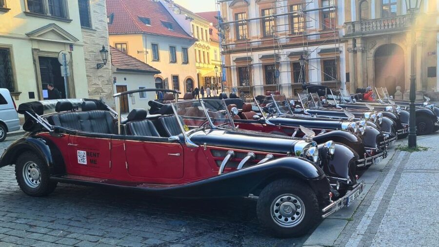 Prague: 1-Hour Private Tour in Vintage Car - Pickup makes the first hour easy