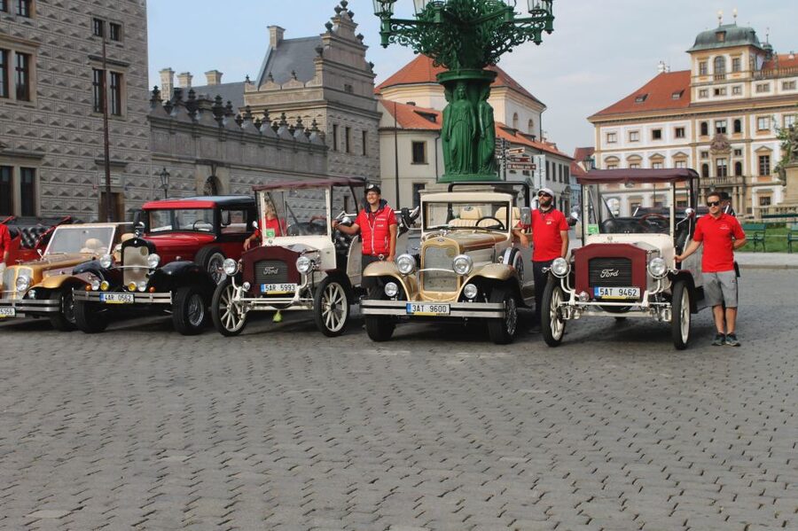 Prague: 1-Hour Vintage Car Tour - Key points at a glance