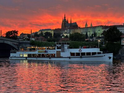 2-Hour Historic Boat Cruise with Delicious Lunch