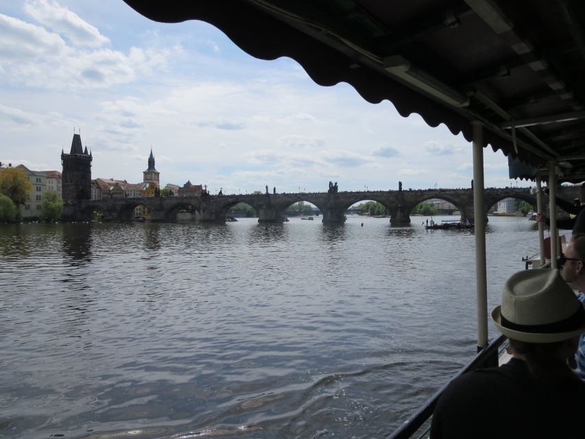Prague: 2-Hour Lunch Cruise on the Vltava River - Key points at a glance