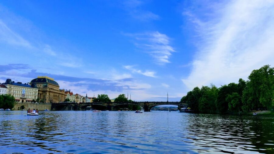 Prague: 2-Hour Lunch Cruise on the Vltava River - Should you book the Vltava lunch cruise?