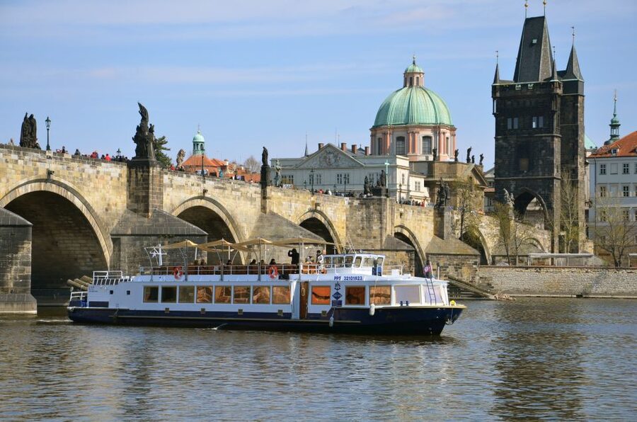 Prague: 2-Hour Lunch Cruise on the Vltava River - Setting out from Old Town Square