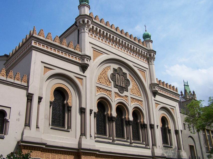 Prague: 2-Hour Old Town and Jewish Ghetto Walking Tour - Old Town Square and the people behind the monuments