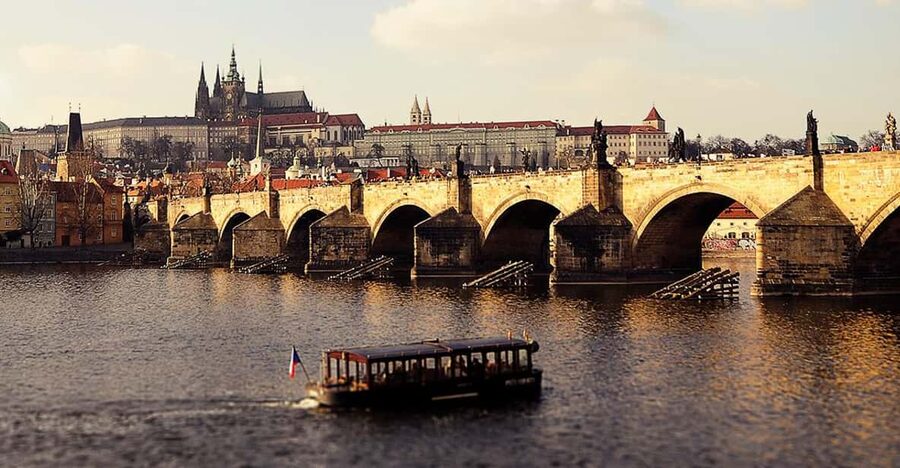 Prague: 2 hours city tour + 1 hour boat cruise - Charles Bridge and the Rudolfinum