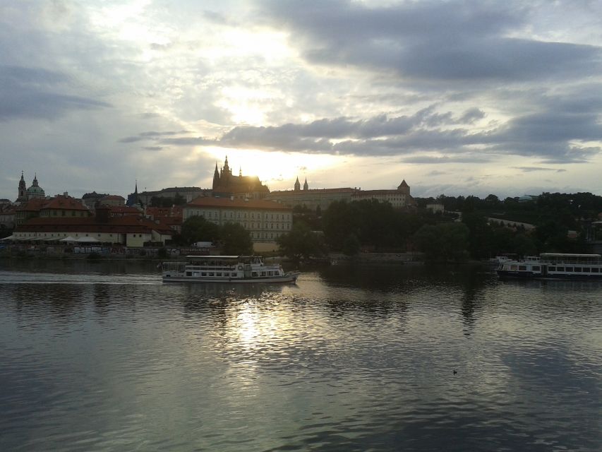 Prague: 3-hour Evening River Cruise with Dinner - What the Prague river cruise is really like
