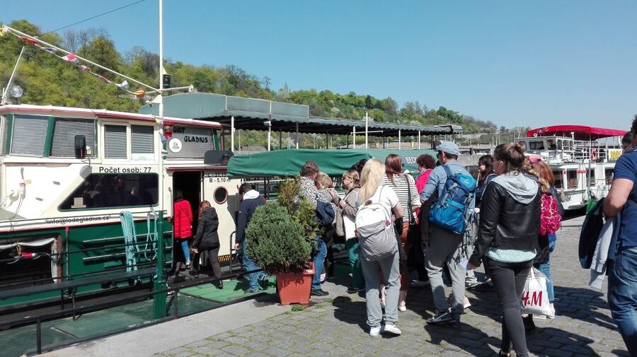 Prague: 3-hour Evening River Cruise with Dinner - Finding Bus Stop B at Republic Square