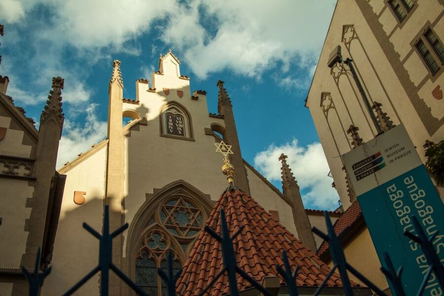 Prague: 3-Hour Old Town and Prague Castle Tour in German - Key points to know before booking