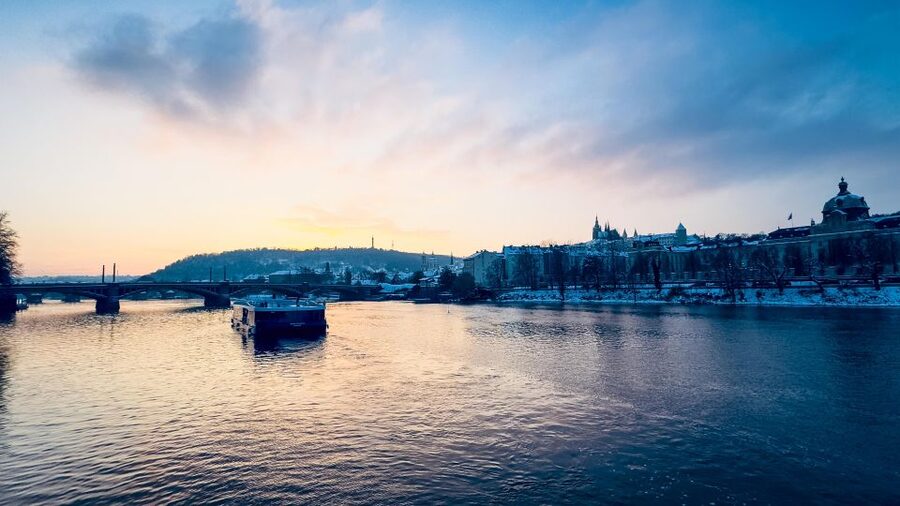 Prague: 50-Minute Sightseeing Evening Cruise - Drinks, snacks, and the pace of the ride