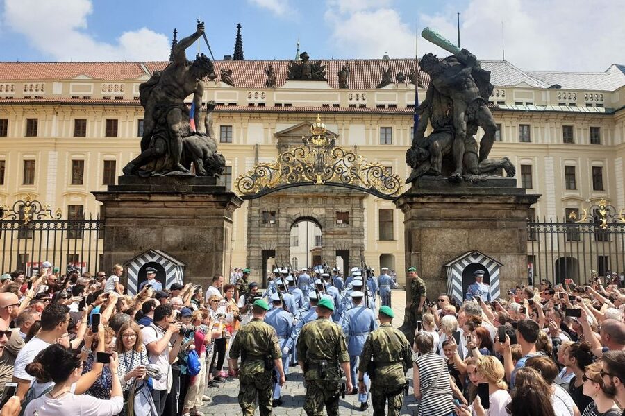 Prague: 6-Hour Tour with River Boat Cruise and Lunch - Seeing Prague from the Vltava