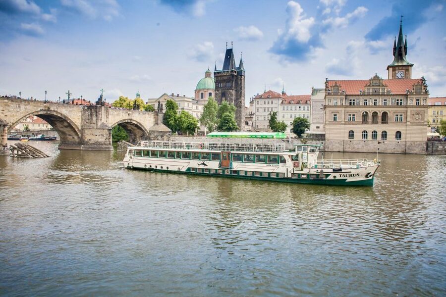 Prague: Afternoon Beer Cruise with Drinks Included - Choosing your seat and making the drinks count