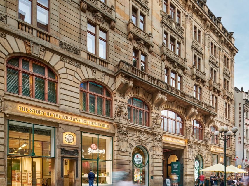 Prague: Beer Pouring Class at Pilsner Urquell Experience - Why the foam matters more than you expect