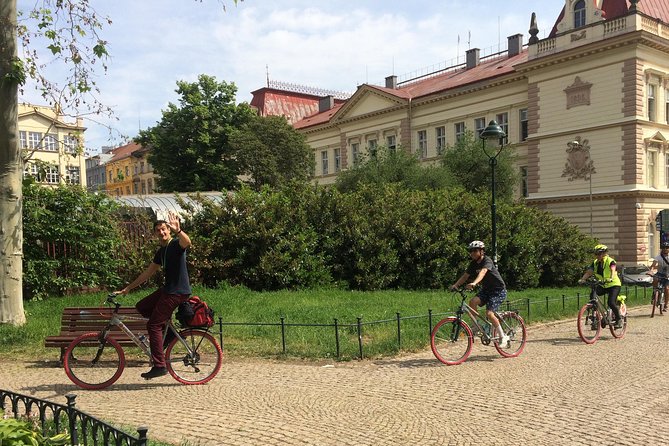 Prague Bike Tour - Stunning Viewpoints, Castle, City & Park - Bikes, e-bikes, and the effort required
