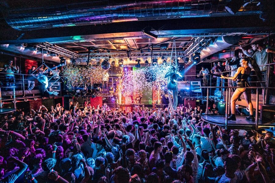 Prague: Boat Party with Unlimited Drinks & After Party Entry - Music, dancing, and the two-deck setup