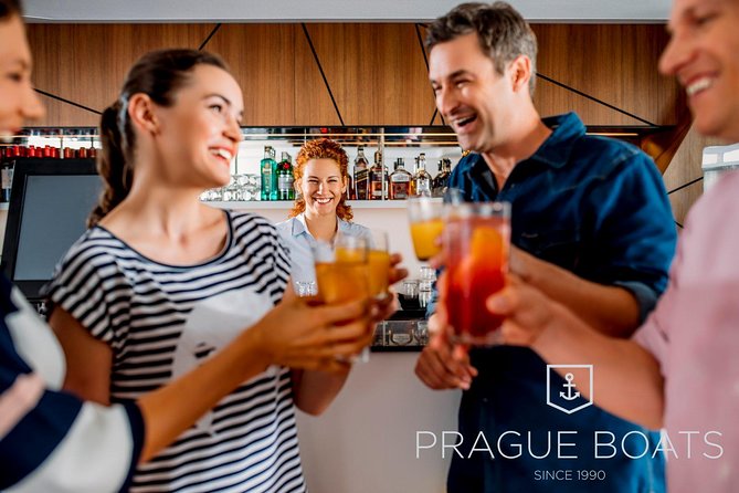 Prague Boats 3-hour Dinner Cruise - Live music and the question of atmosphere