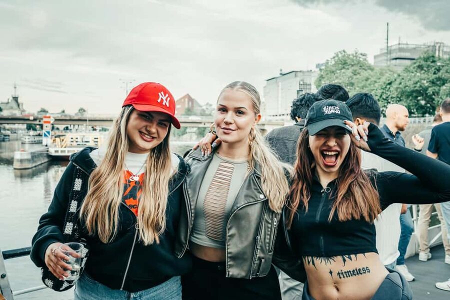 Prague: Booze Cruise with Open Bar and Duplex Entry - What the two-hour open bar really offers