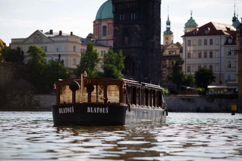 Prague: Canal Cruise Around Charles Bridge - What this little Prague cruise really offers