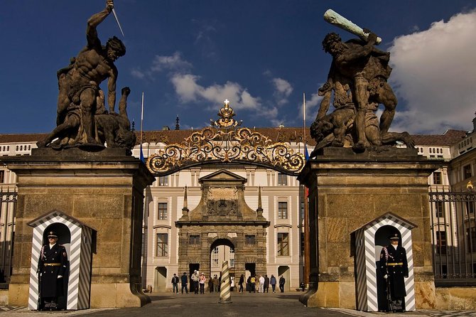Prague Castle And Castle Grounds Walking Tour in french - St. Vitus Cathedral: the grand opening stop