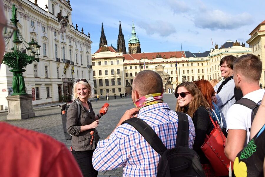Prague: Castle and Jewish Quarter Tour - Old Town Square and the Astronomical Clock