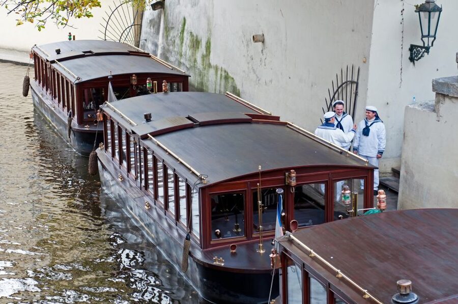 Prague: Castle and Jewish Quarter Tour with Cruise and Lunch - Who gets the best value from this tour?