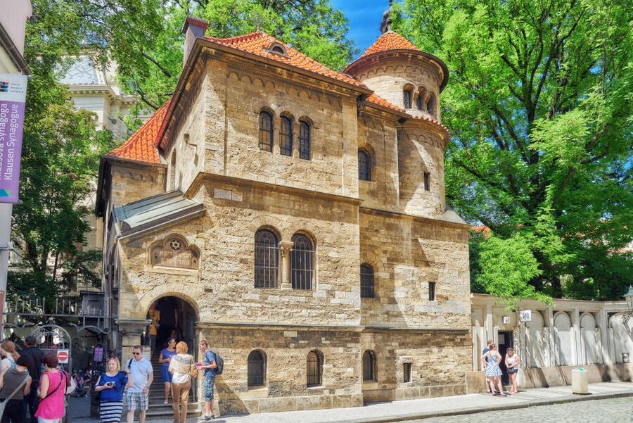 Prague: Castle and Jewish Quarter Tour with Cruise and Lunch - Czech lunch and a needed pause