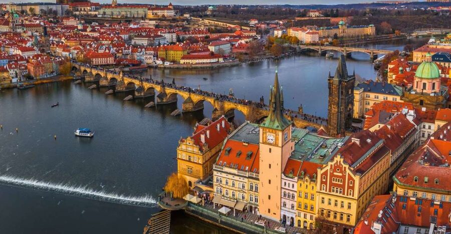 Prague: Castle and Jewish Quarter Tour with Cruise and Lunch - The guides are the heart of the experience