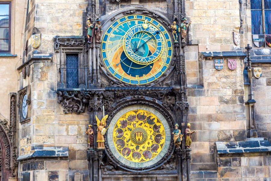 Prague: Castle and Jewish Quarter Tour with Cruise and Lunch - Walking, timing, and practical comfort