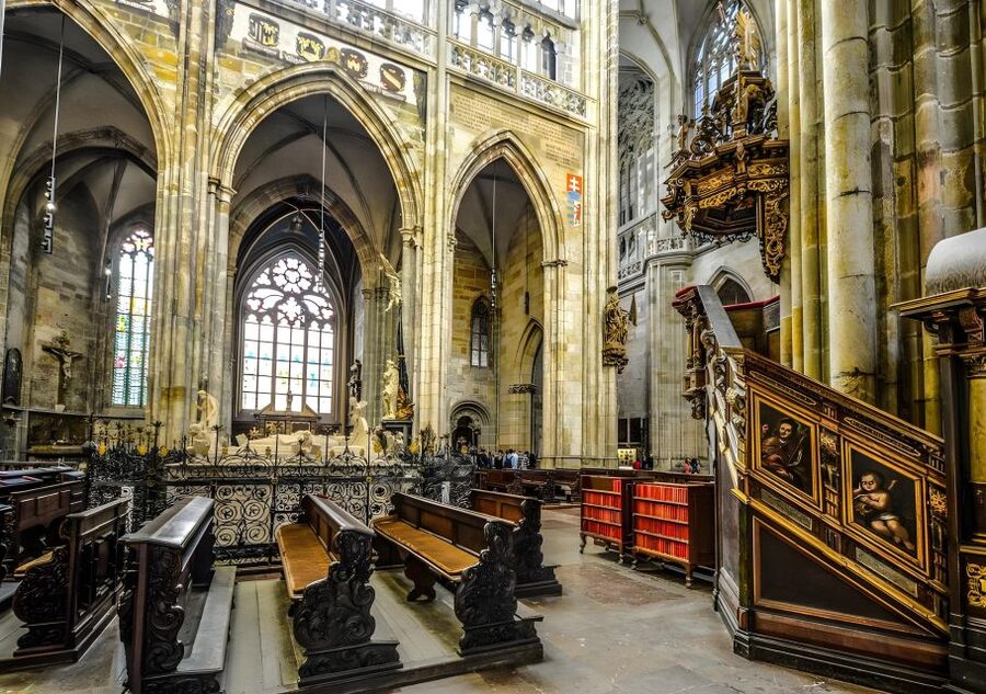 Prague Castle: Royal Palace, Cathedral, and Golden Lane Tour - Alchemy, armor, and Daliborka Tower