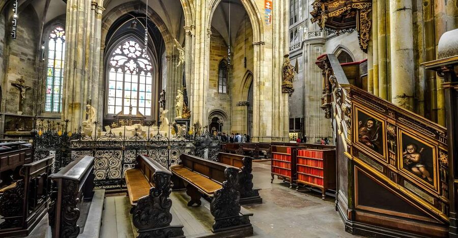 Prague Castle: Royal Palace, Cathedral, and Golden Lane Tour - Reaching Prague Castle and understanding the extra cost