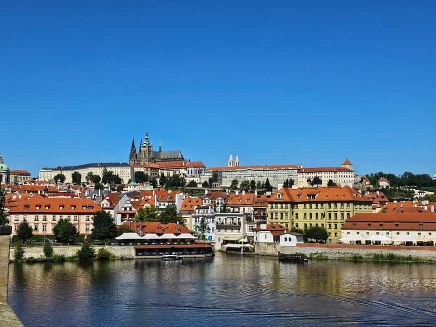 Prague Castle tour - Meeting at Lvi Dvur restaurant
