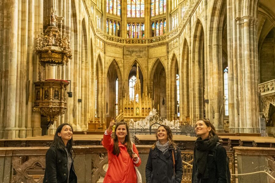 Prague: Castle Tour with Local Guide and Entry Ticket - Why the headphones matter more than you might expect