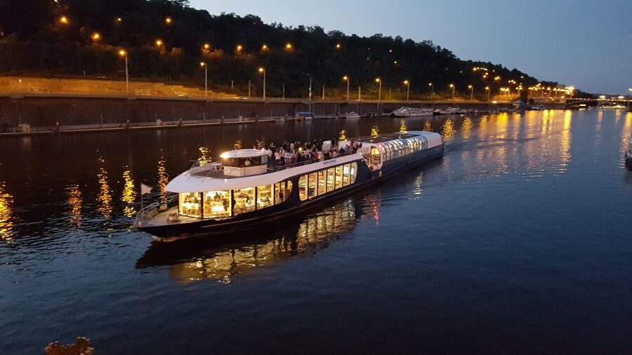Prague: City Tour and Dinner Cruise with Hotel Pickup - A quick minibus tour through Prague’s historic center